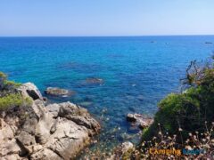 Uitzicht op de Middellandse Zee tijdens wandeling vanaf het camping strand