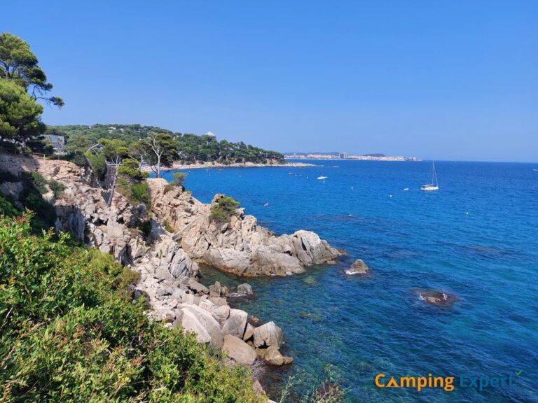 Uitzicht op de Middellandse Zee tijdens wandeling vanaf het camping strand