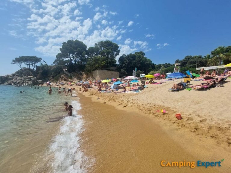 Het strand Cala Ses Torretes van Camping Cala Gogo