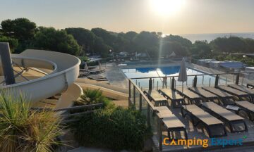 Camping Cala Gogo zwembad glijbanen en uitzicht