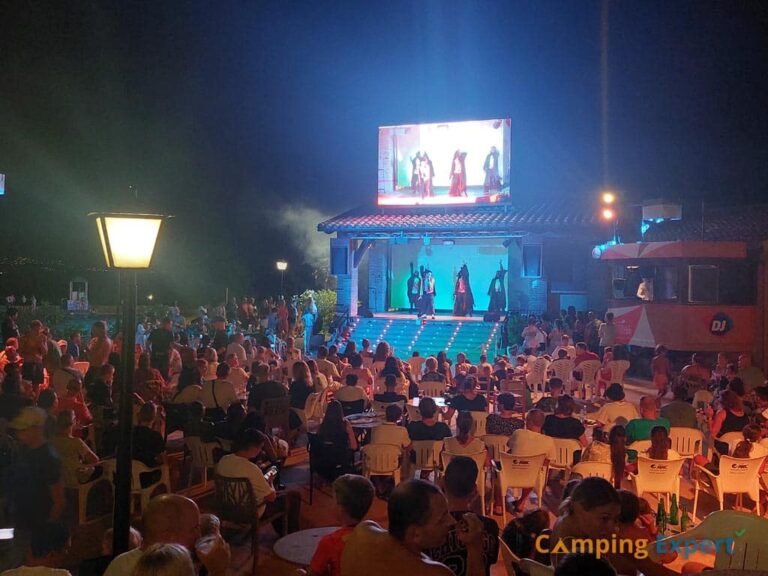 Avondshows bij zwembad Panorama op Camping Castell Montgri