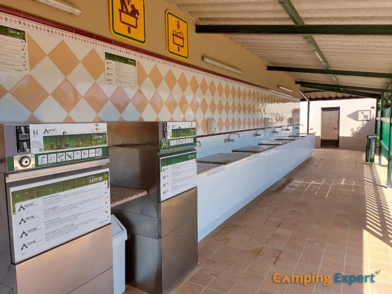 Afwasplaatsen op Camping Castell Montgri