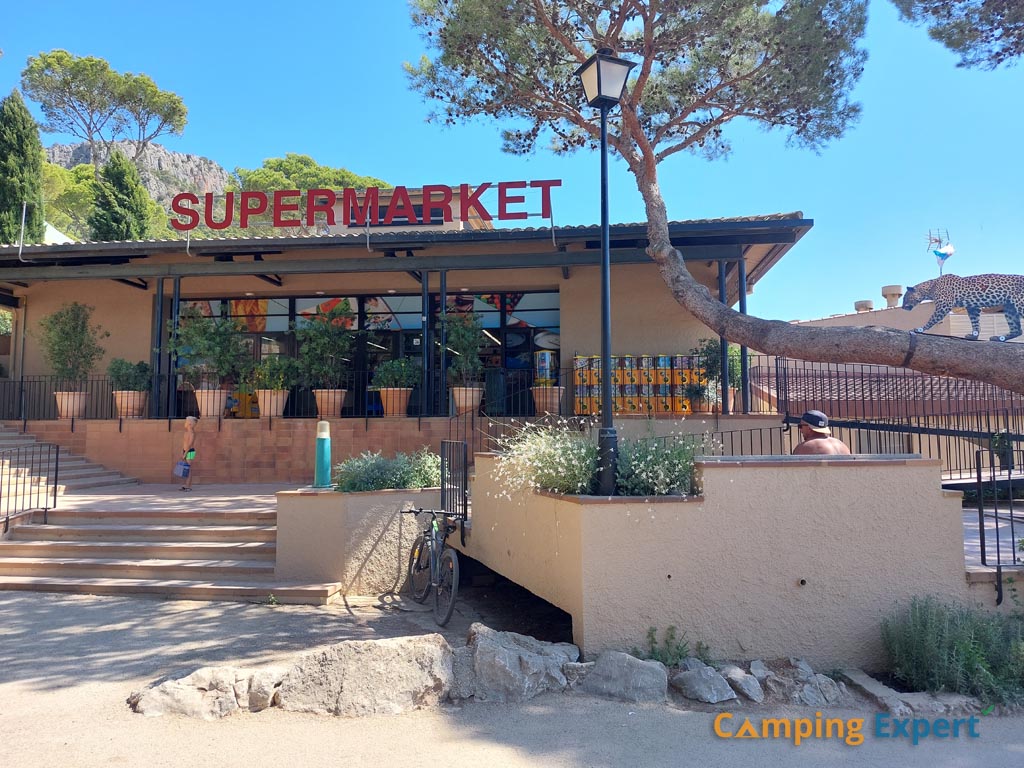 Supermarkt op camping Castell Montgri