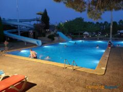 Zwemmen in de avond in zwembad Ombra bij Camping Castell Montgri
