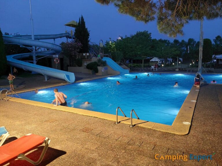 Zwemmen in de avond in zwembad Ombra bij Camping Castell Montgri