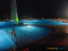 Zwemmen in de avond in zwembad Panoramatgri