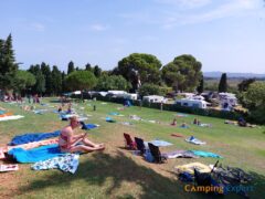Camping Castell Montgri zwembad Panorama ligweide