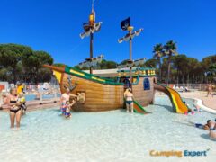 Piratenboot in zwembad Camping Cypsela