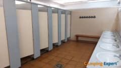 Douches in het dames sanitairgebouw, Camping Enmar