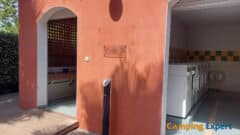 Camping Les Mediterranees Nouvelle Floride sanitairgebouw afwasplekken en wasmachines