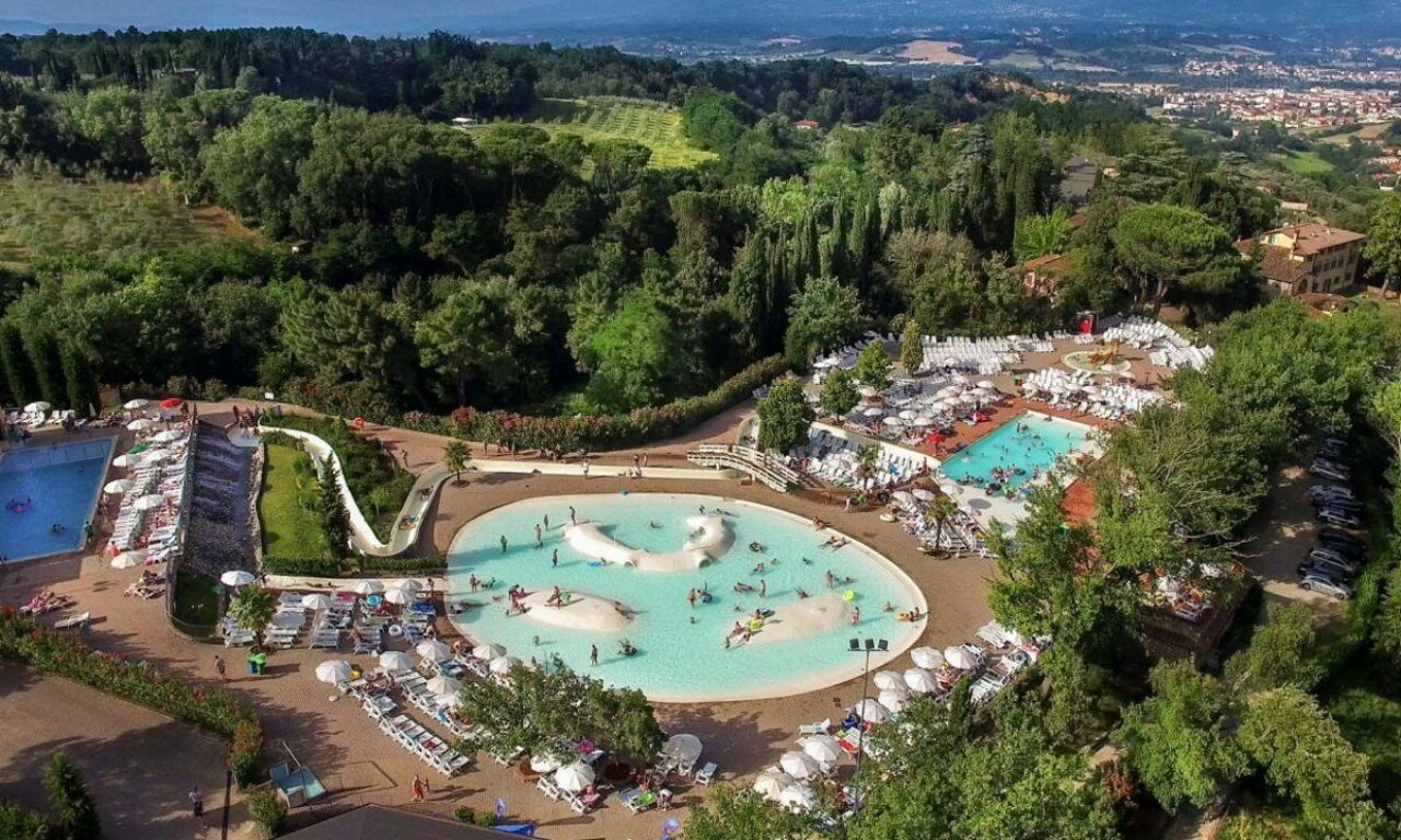 Camping Norcenni Girasole Club Pools Aussicht