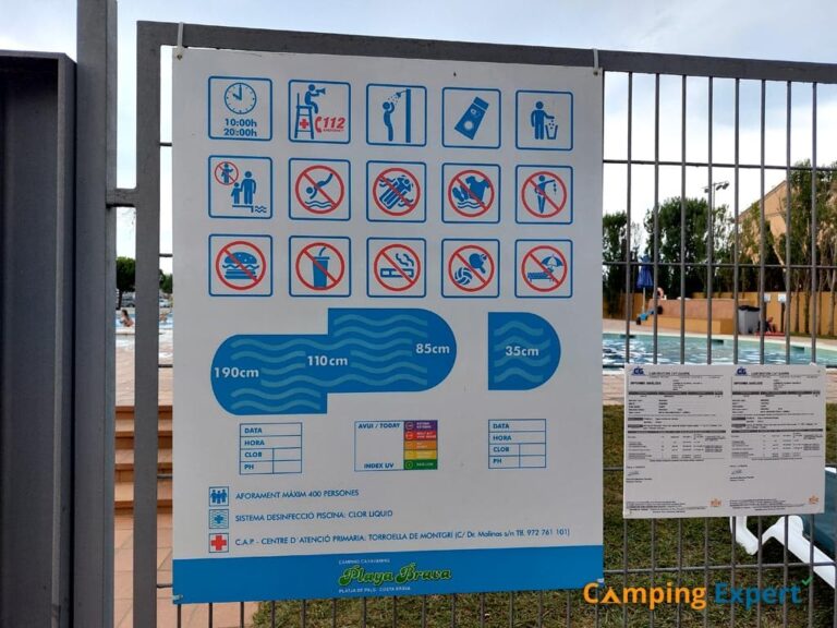 Informatiebord van het zwembad op Camping Playa Brava