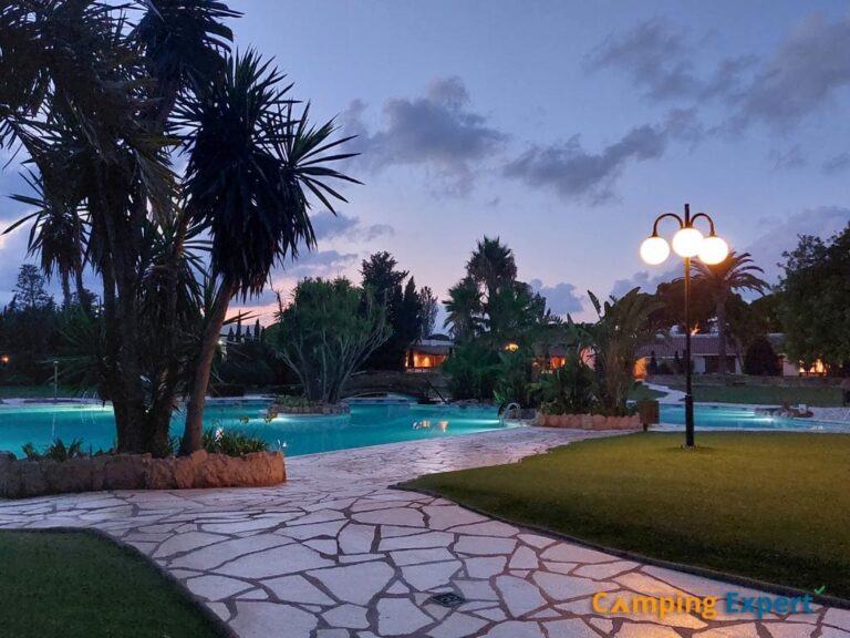 Garden Pool zwembad 'by night' op Camping Playa Montroig