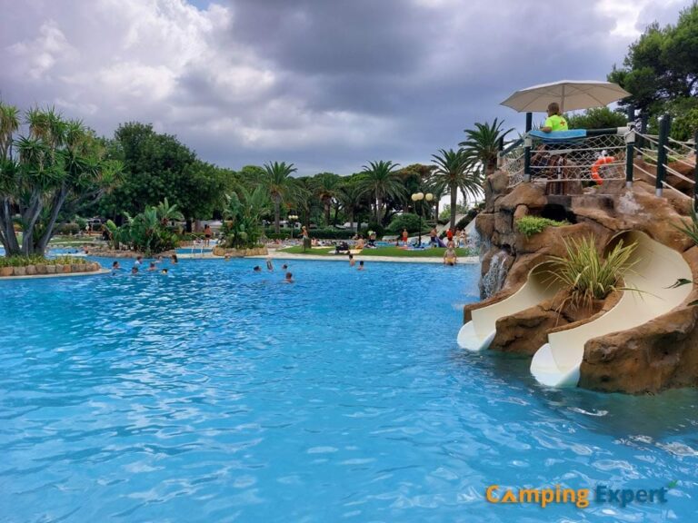 Glijbanen bij het Garden Pool zwembad op Camping Playa Montroig