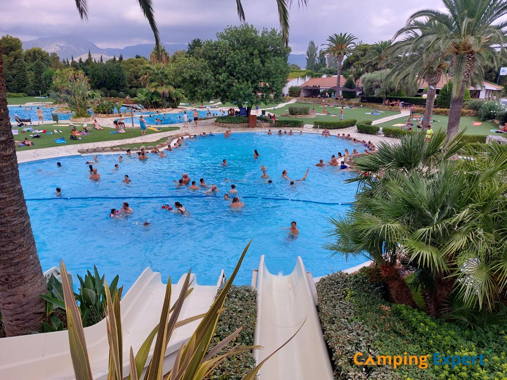 Glijbanen bij het Garden Pool zwembad op Camping Playa Montroig