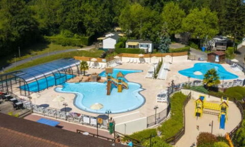 Camping-Le-Chêne-Gris-pool-overview
