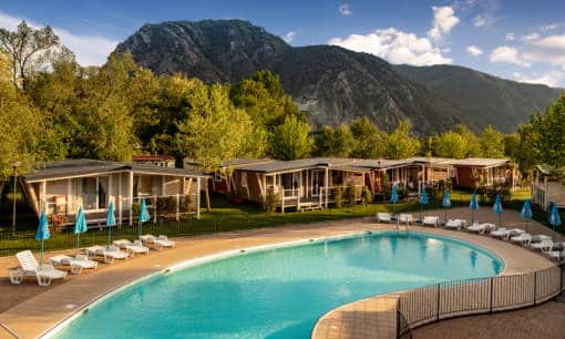 Klein Camping in Italie Il Borgo delle Arti zwembad met uitzicht op bergen - kleine camping in Italie