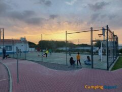 Sportveld bij zonsondergang