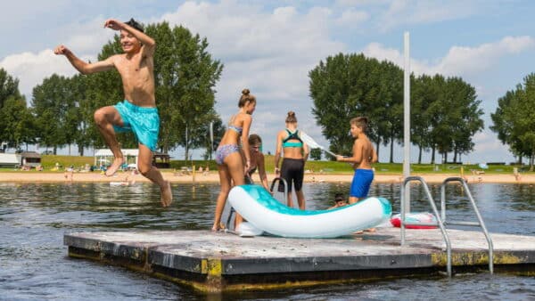 Camping Eiland van Maurik - swimming lake teenagers