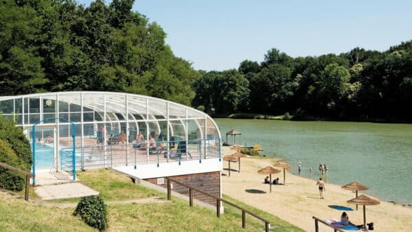 Camping Le Parc de Fierbois overdekt zwembad en meer